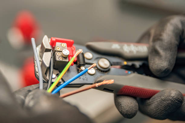 Best Affordable Emergency Electrician  in Oakland, IA